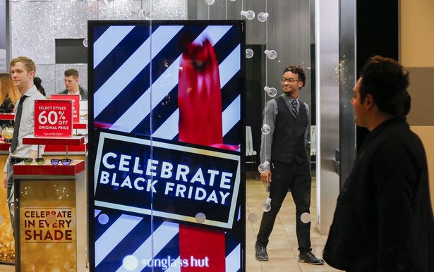 Black Friday, czyli Czarny Piątek, to potoczna nazwa piątku po Dniu Dziękczynienia w Stanach Zjednoczonych. W tym dniu tradycyjnie sklepy rozpoczynają sezon zakupów na Gwiazdkę. Wiele sklepów czynnych jest w dodatkowych godzinach, a towary sprzedawane są z dużymi rabatami. W Stanach Zjednoczonych jest to często najbardziej dochodowy dzień w roku. Na zdjęciu: Black Friday - Lenox Square Mall w Atlancie, Georgia, USA. EPA / ERIK S. MNIEJSZA DOSTAWCA: PAP / EPA.
