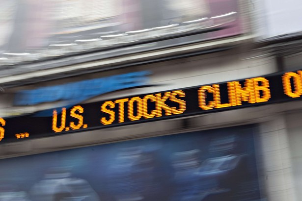 Cyfrowa tablica na Times Square w Nowym Jorku, która informuje o przebiegu sesji na Wall Street. Fot. Daniel Acker/Bloomberg