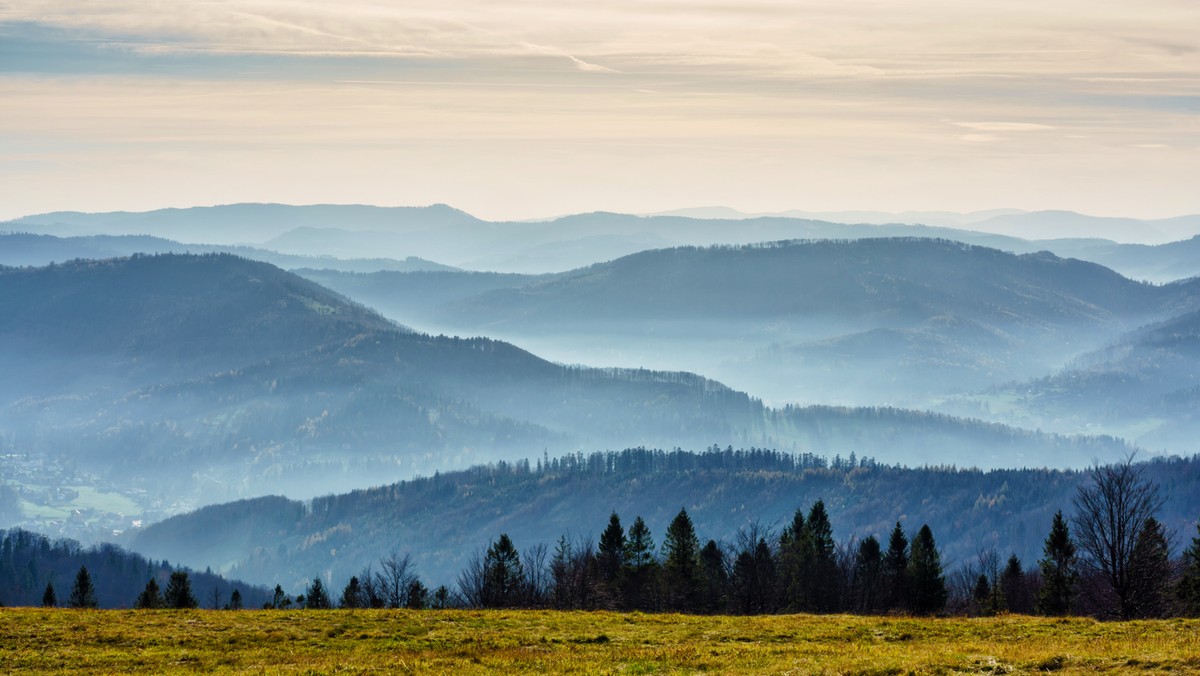 Beskidy: Trudne warunki na szlakach. GOPR odradza wędrówki po górach