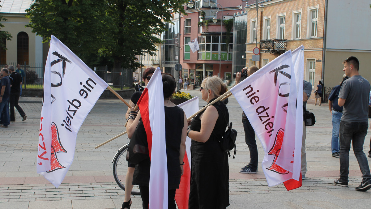 Świętokrzyscy działacze Komitetu Obrony Demokracji będą dziś protestować przed kieleckim sądem. W ten sposób chcą wyrazić swój sprzeciw wobec zmian, jakie w sądownictwie szykuje rząd Prawa i Sprawiedliwości. – PiS chce nas cofnąć do czasów głębokiego PRL – uważają.