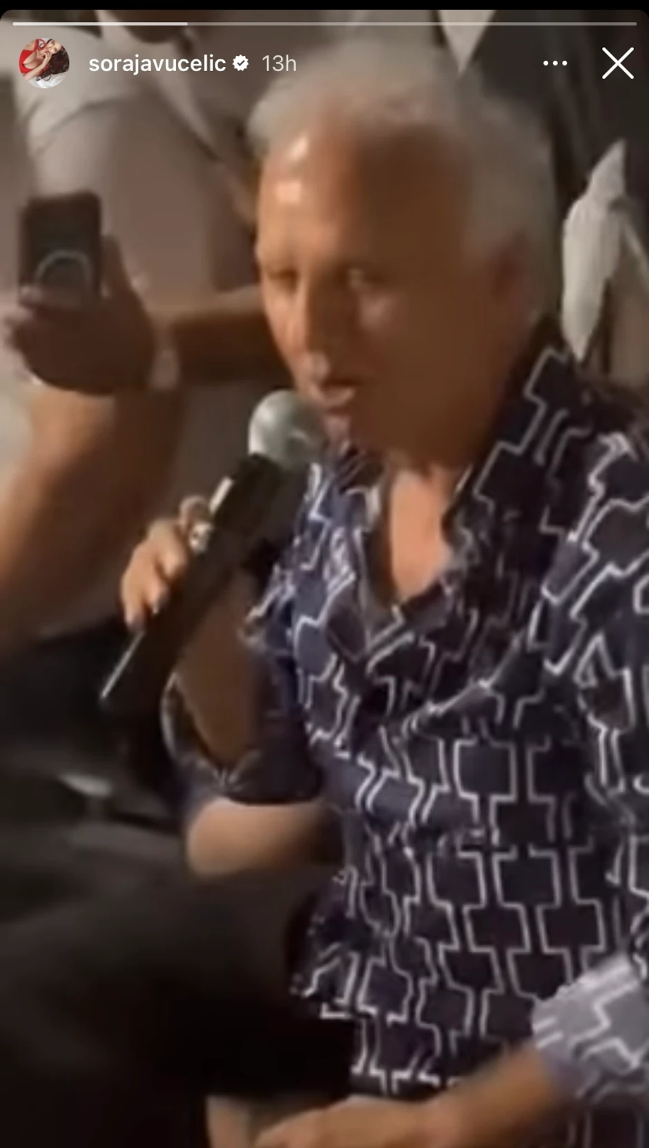 Soraja Vučelić snimila pevača kako dobija bakšiš