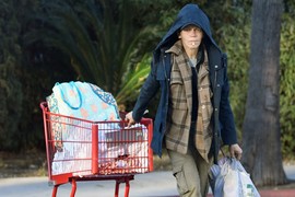 Bila je MILIONERKA, a sad KOPA PO KONTEJNERIMA: Evo šta se dogodilo NEKAD PRELEPOJ glumici i manekenki pa je ZAVRŠILA NA ULICI