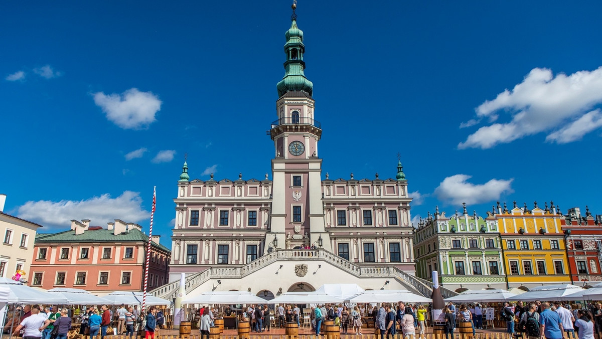 Już 12. sierpnia na Rynku Wielkim i Solnym w Zamościu odbędzie się 4. edycja "Zamojskiego Winogrania", czyli jednego z największych festiwali win polskich i produktów regionalnych. Po raz kolejny topowe restauracje z regionu zamościa będą oferowały gościom festiwalu możliwość doświadczenia degustacji wina i spożywania regionalnych potraw. "Zamojskie Winogranie" zamyka wybór najlepszych win regionu i koncerty Zuzanny Jabłońskiej oraz Agnieszki Chylińskiej. Festiwal organizuje Fundacja Winiarnie Zamojskie.