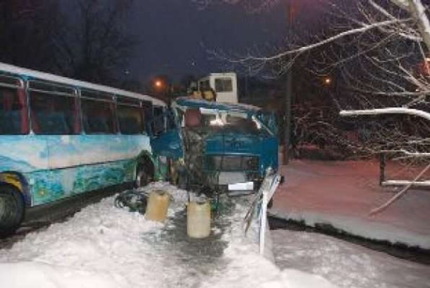 Ciężarówka zderzyła się z autobusem. Są ranni