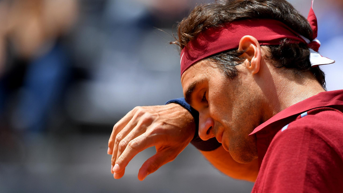 Szwajcarski mistrz nie ma dobrego roku. Po operacji kolana i kontuzji pleców Roger Federer nie może wrócić do optymalnej dyspozycji. W czwartek 6:7 (2), 4:6 przegrał w trzeciej rundzie turnieju ATP w Rzymie z Dominikiem Thiemem z Austrii. Doświadczony zawodnik liczy, że uda mu się poprawić dyspozycję i lepiej zaprezentować się podczas zbliżającego się French Open w Paryżu.