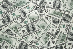 Po ataku USA na Iran dolar zyskał na wartości - czy na długo, co z kursami innych walut