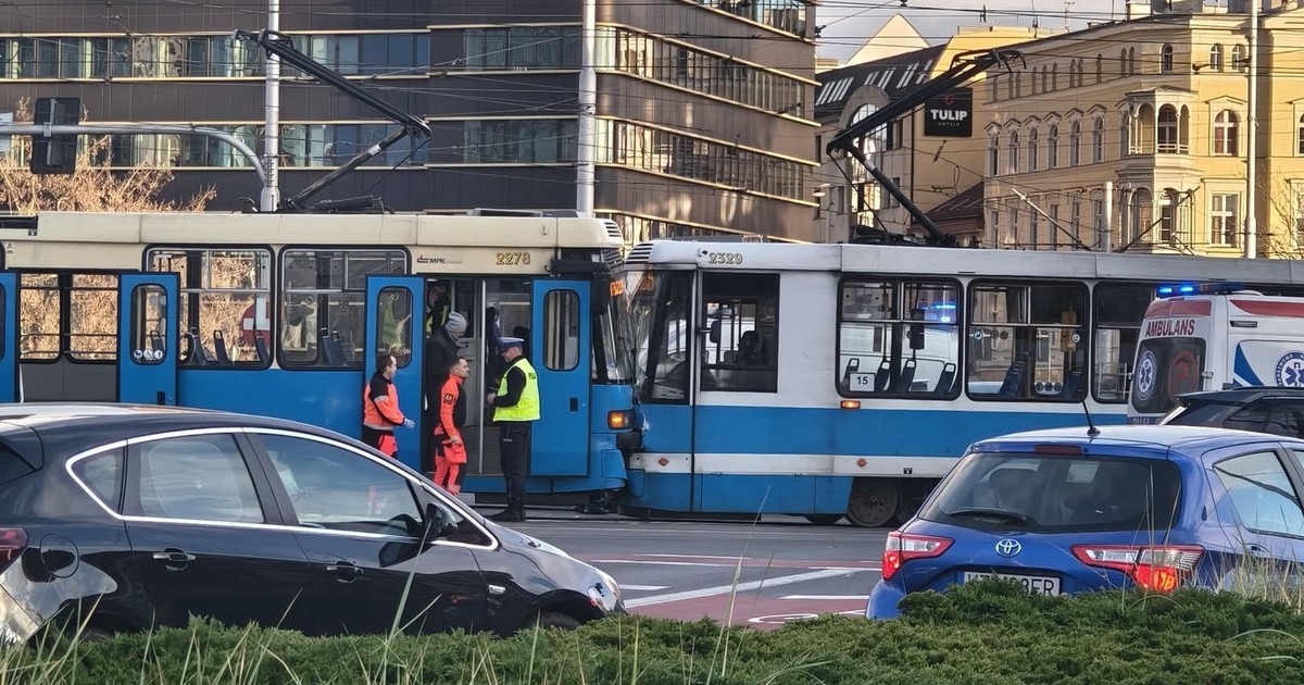 Czołowe zderzenie tramwajów, są ranni. Centrum Wrocławia zakorkowane