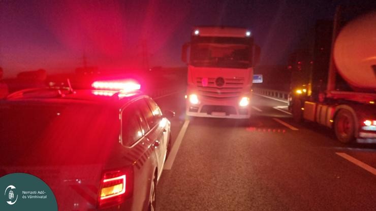 Annyira eltévedt egy lengyel kamionos a magyar autópályán, hogy a forgalommal szemben hajtott kilométereken át: itt a videó