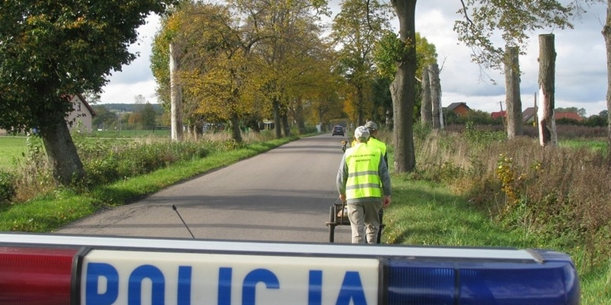 Policjanci rozdawali pieszym kamizelki