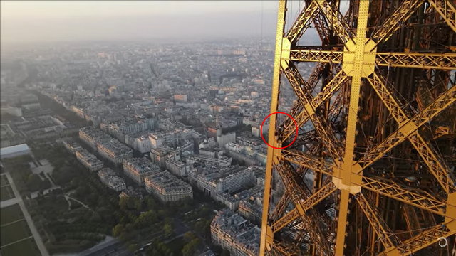 Polak wspiął się na wieżę Eiffla bez zabezpieczenia. Wyczyn nagrano kamerą i dronem