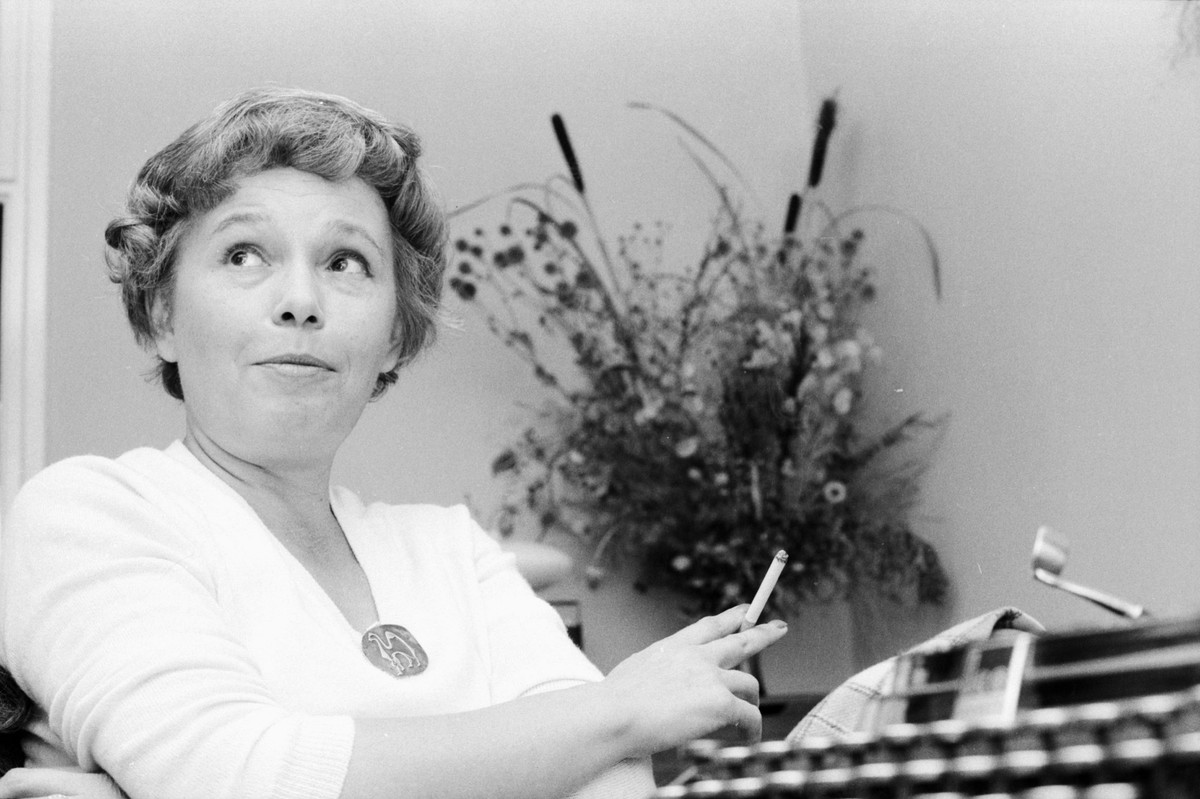 Pisarka Joanna Chmielewska w 1980 r., z nieodłącznym papierosem i maszyną do pisania