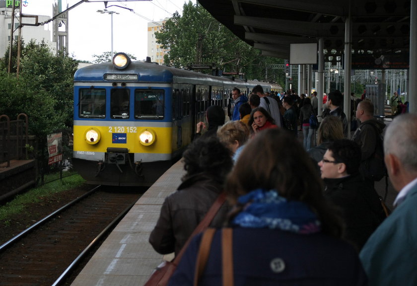 Pasażerowie czekają na pociąg SKM
