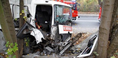 Wypadek śmieciarki. Kierowca zasłabł?