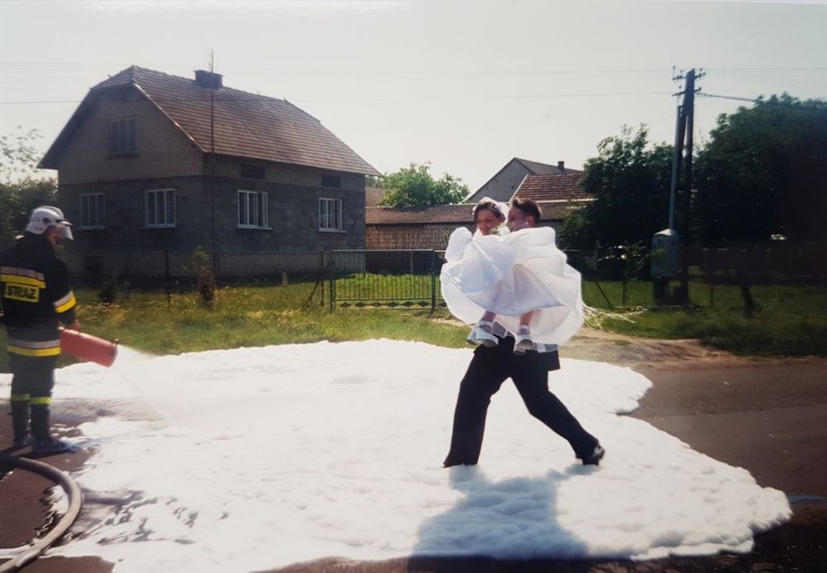 Dzień ślubu Ani i Grześka. Przejście prze pianę