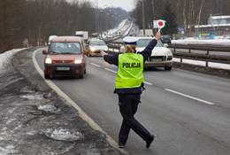 Policjanci bawią się w szeryfów. Jak powinna wyglądać kontrola drogowa?