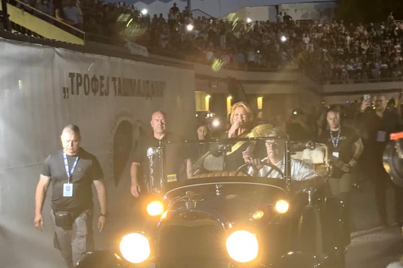 ZDRAVO SVIMA! Ćana na Tašmajdan ušla kabrio oldtajmerom - Ovo se zove folk spektakl i GORI SVE (Video)