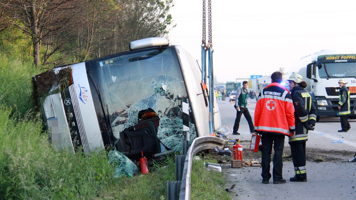 Po wypadku polskiego autokaru w Bawarii większość uczestników wycieczki wróci do kraju samolotem - poinformowała konsul generalna RP w Monachium Justyna Lewańska. W wypadku zginęła jedna osoba. W szpitalu pozostaje siedem najciężej poszkodowanych.