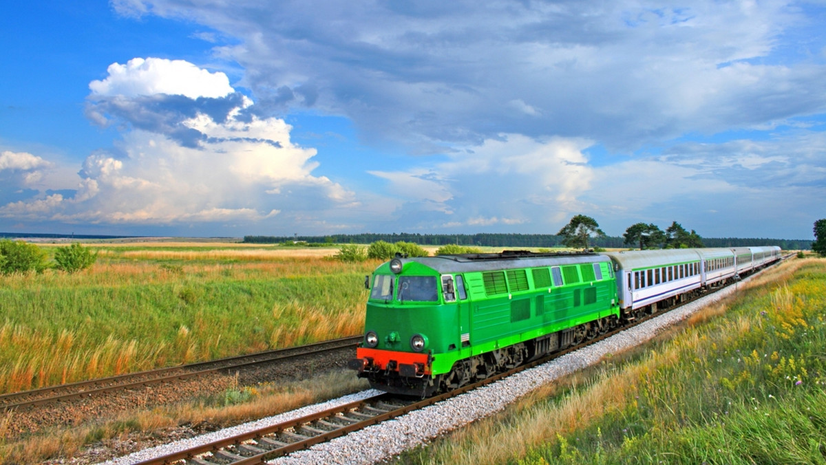 Od 10 grudnia spółka Przewozy Regionalne planuje uruchomienie połączenia kolejowego do lotniska regionalnego w Szymanach. Koszt uruchomienia połączenia to 1,2 mln zł rocznie - podał dyrektor warmińsko-mazurskiego zakładu Przewozów Regionalnych Ryszard Kuć.