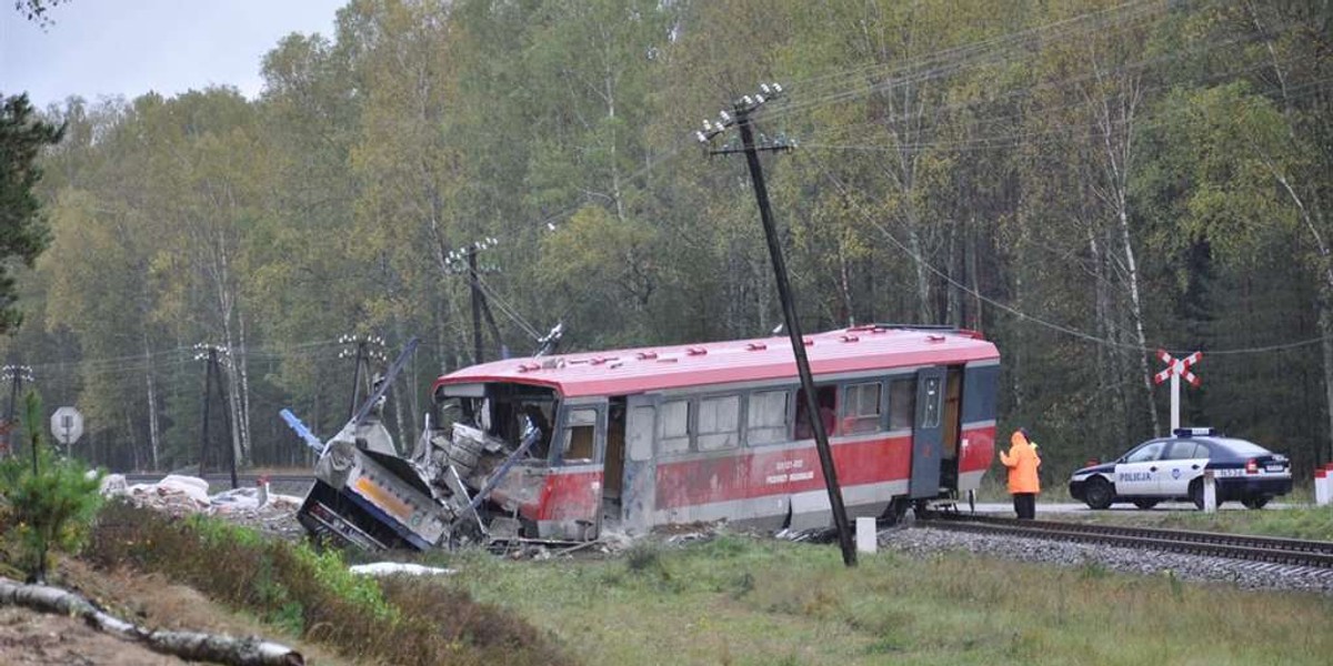 wypadek, pociąg, szynobus, cement, ciężarówka