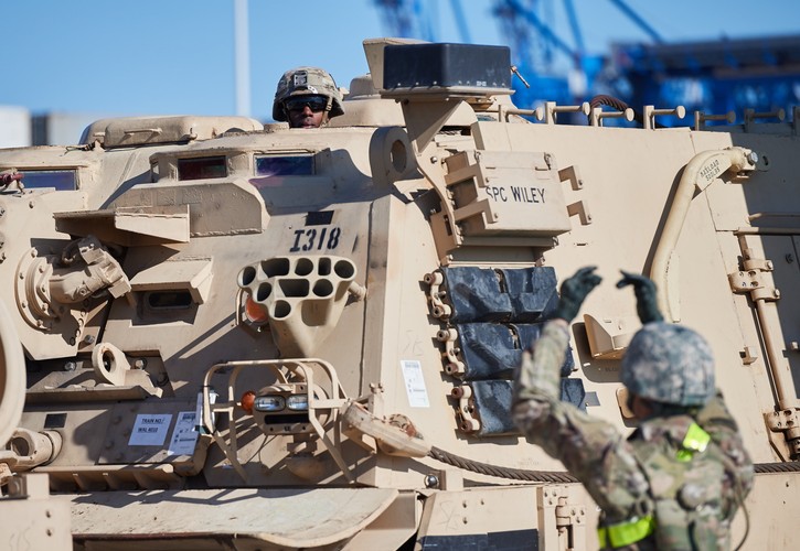 Statek przetransportował też różnego rodzaju samochody i kontenery z innym sprzętem należącym do 2. Pancernej Brygadowej Grupy Bojowej 1. Dywizji Piechoty z Fort Riley w Kansas. Na pokładzie jednostki przypłynęli też amerykańscy żołnierze z tej jednostki, którzy zadbają o przewiezienie ładunku na zachód Polski, gdzie będą stacjonować przez najbliższe dziewięć miesięcy. Jak wyjaśnił Shapiro, transport będzie odbywał się drogą lądową oraz kolejową i potrwa przynajmniej kilka dni.<br><br> aks/ pru/<br>fot. (aw/nlat) PAP/Adam Warżawa