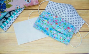 Które maseczki są skuteczniejsze - z poliestru czy z bawełny? [BADANIE]