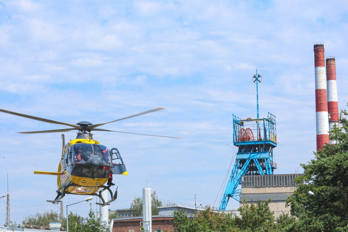 Rydułtowy, 11.07.2024. Transport rannego śmigłowcem LPR przed kopalnią Rydułtowy na śląsku, 11 bm. Trwa akcja ratownicza po wstrząsie w kopalni. Z 68 górników, którzy znajdowali się w rejonie zagrożenia, 41 wyjechało na powierzchnię.