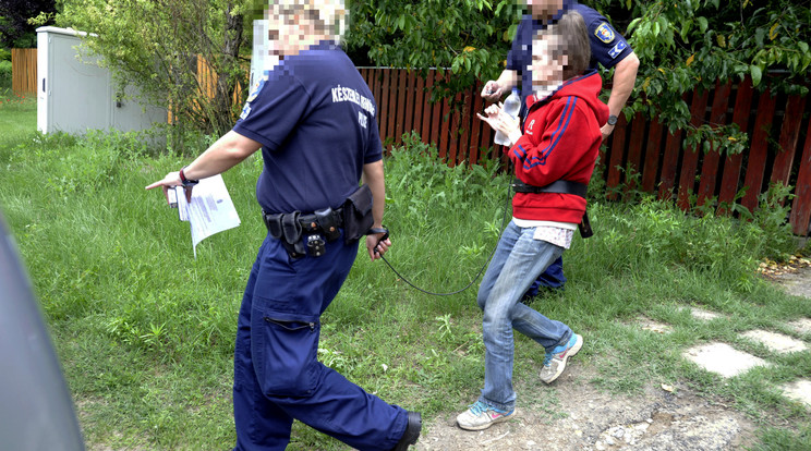 Nagy mennyiségű, elásott heroint találtak a rendőrök egy domonyvölgyi nyaraló kertjében / Fotó: MTI Mihádák Zoltán