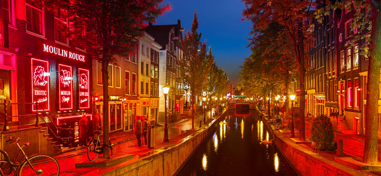 Wycieczki po dzielnicy czerwonych latarni w Amsterdamie zostaną zakazane