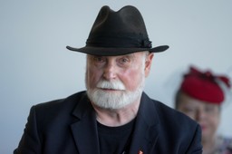 polacy uwielbiają jego książki. po 10 latach wraca z nową powieścią