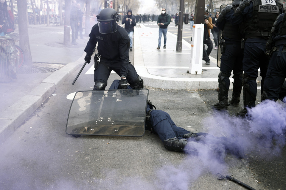 Fala protestów przetacza się przez Francję. Gwałtowne starcia z policją