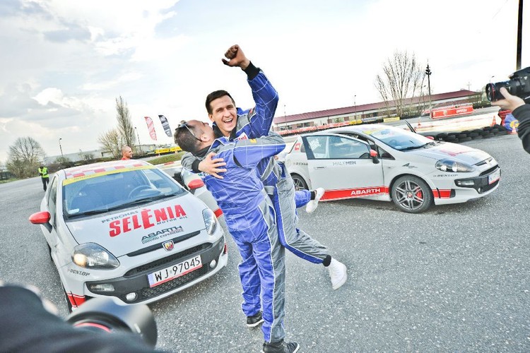 Zwycięzca ABARTH CHALLENGE Tomasz Barański w uścisku Agustina Egurroli