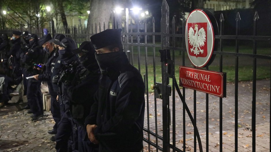 Warszawa, 22.10.2020. Funkcjonariusze policji przed siedzibą Trybunału Konstytucyjnego w Warszawie