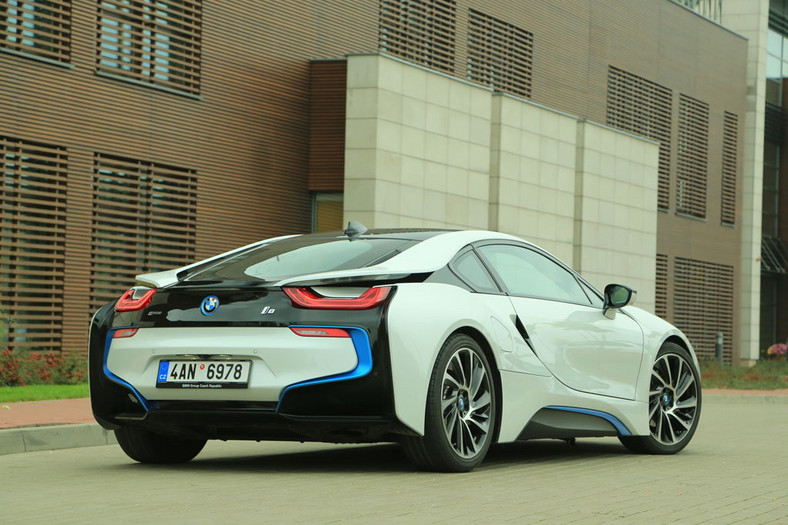 BMW i8 - samochód z piorunującym wrażeniem