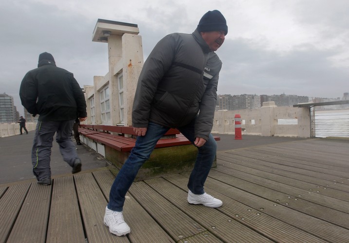 Blankenberge, Belgia. Mężczyzna walczy z huraganowym wiatrem