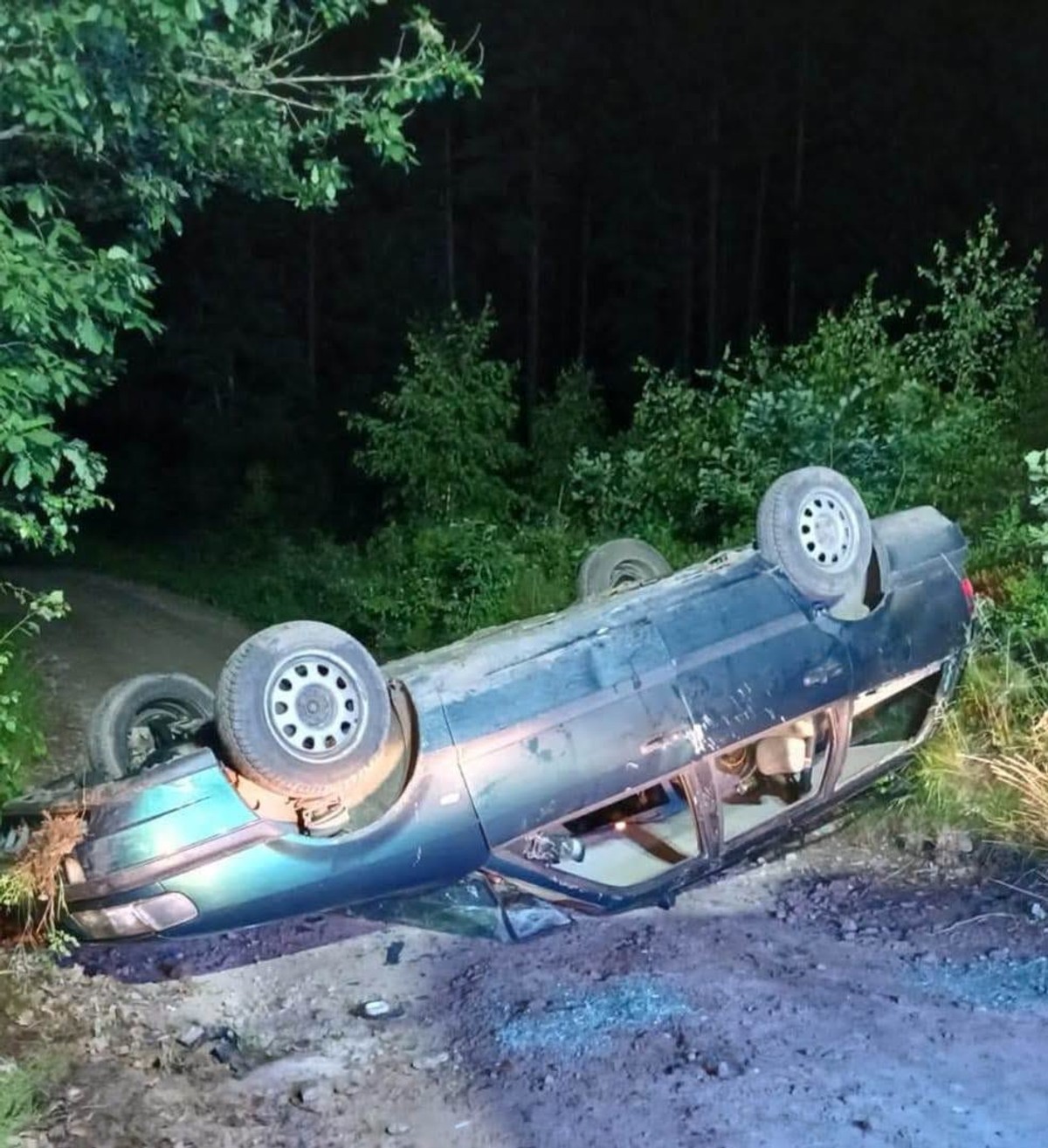 Koszmar po grillu. Dziewięć nastolatków w aucie: cztery na dachu. 17-latek nie żyje