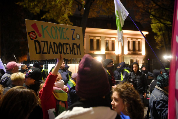 Uczestnicy protestu przed siedzibą Trybunału Konstytucyjnego