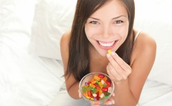 Jedli więcej słodyczy, dłużej spali i chętniej palili papierosy. Polacy w pandemii