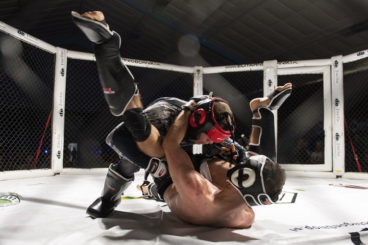 Tak w klatce walczą polscy żołnierze. Panie też zrzuciły mundury i wzięły się za łby