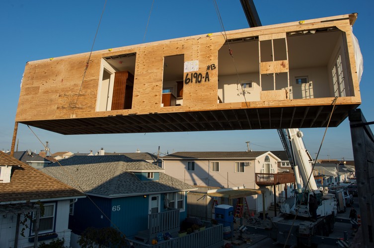 Składanie domów modułowych w miejscu, które wcześniej zostało zniszczone przez huragan Sandy. Long Beach, Nowy Jork, 29.10.2013 (3)