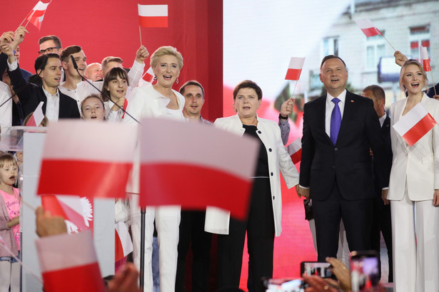 Politico: Wielkie zwycięstwo PiS, które może kontynuować swój radykalny program restrukturyzacji Polski