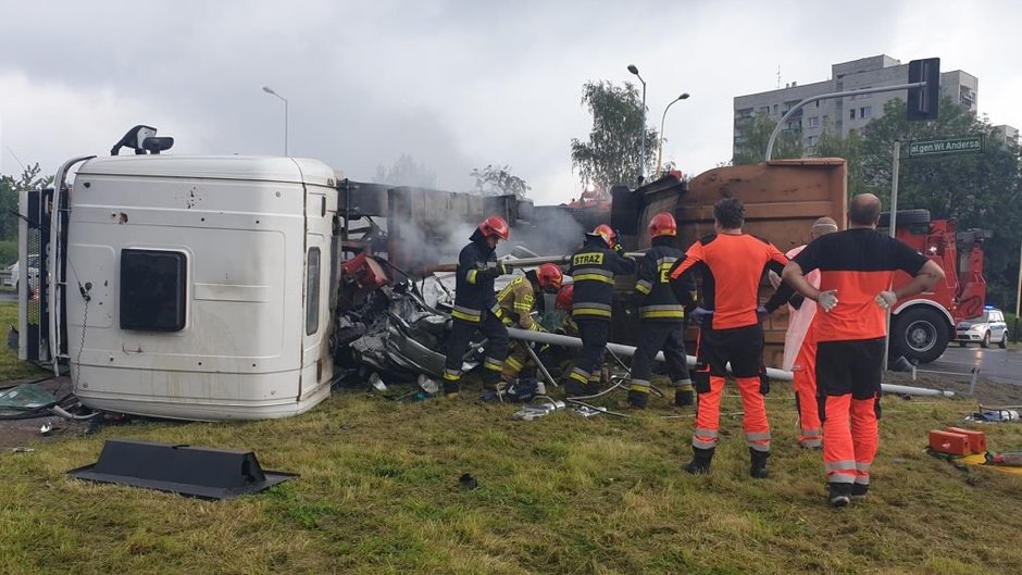 Ciężarówka przygniotła samochód osobowy! W środku była kobieta