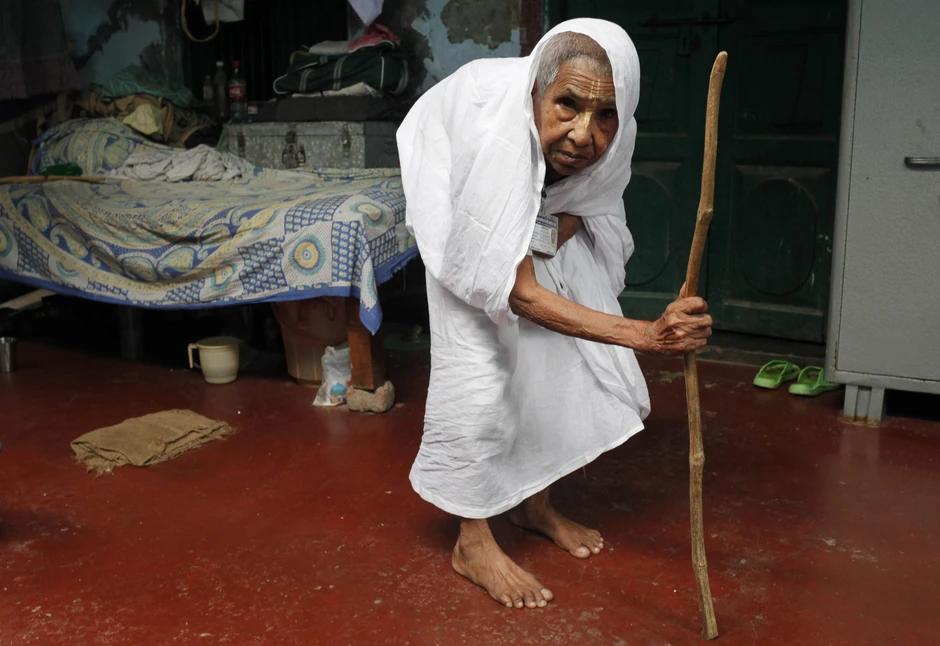 Moraju da obriju glavu i nose belu odeću kao znak raspoznavanja