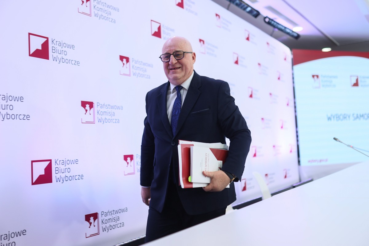 Warszawa, 19.04.2024. Wybory samorządowe 2024 - II tura. Przewodniczący Państwowej Komisji Wyborczej Sylwester Marciniak po konferencji prasowej w siedzibie Państwowej Komisji Wyborczej w Warszawie, przed rozpoczęciem ciszy wyborczej, 19 bm. W najbliższą niedzielę 21 kwietnia odbędzie się druga tura wyborów samorządowych. Choć głosować będą mieszkańcy tylko niektórych polskich miast, cisza wyborcza obowiązywać będzie w całym kraju do czasu zamknięcia lokali wyborczych. (mr) PAP/Leszek Szymański