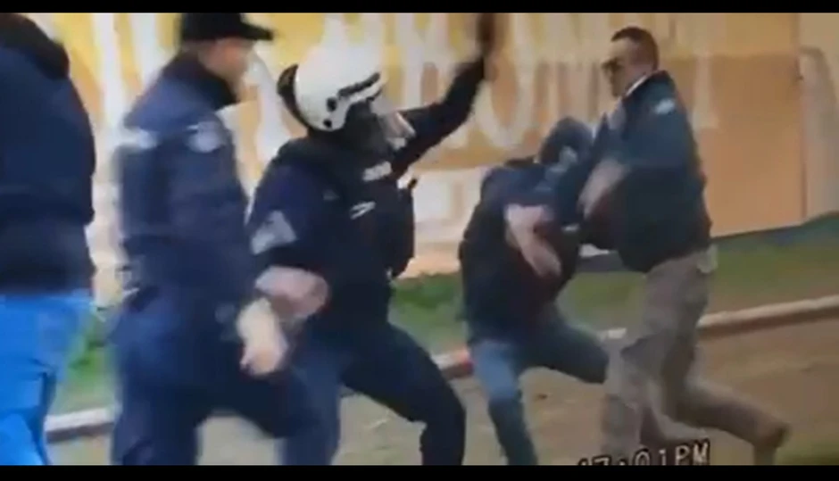 Tuča navijača, među kojima je Dragan Supurović, sa pripadnicima Žandarmerije