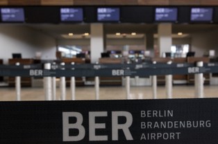 Aktywiści ekologiczni zablokowali lotnisko w Berlinie. Loty były czasowo wstrzymane