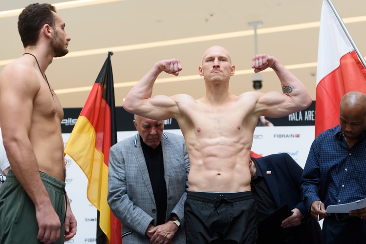 Krzysztof 'Diablo' Włodarczyk i Noel Gevor podczas oficjalnej ceremonii ważenia przed galą bokserską Poznań Boxing Night