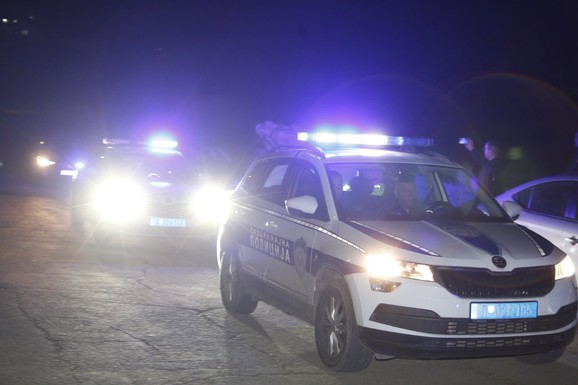 "POLICIJI JE NEŠTO SUMNJIVO S TOM LOKACIJOM" Pet policajaca sa lampama užurbano stigli do njive pored koje je NESTALA DANKA ILIĆ (FOTO, VIDEO)