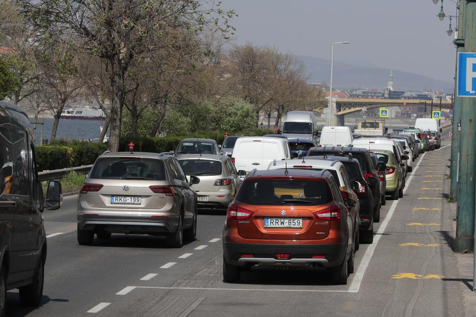 Itt a szakértő válasza mire kell figyelni a gépjárműadó változásánál / Grnák László