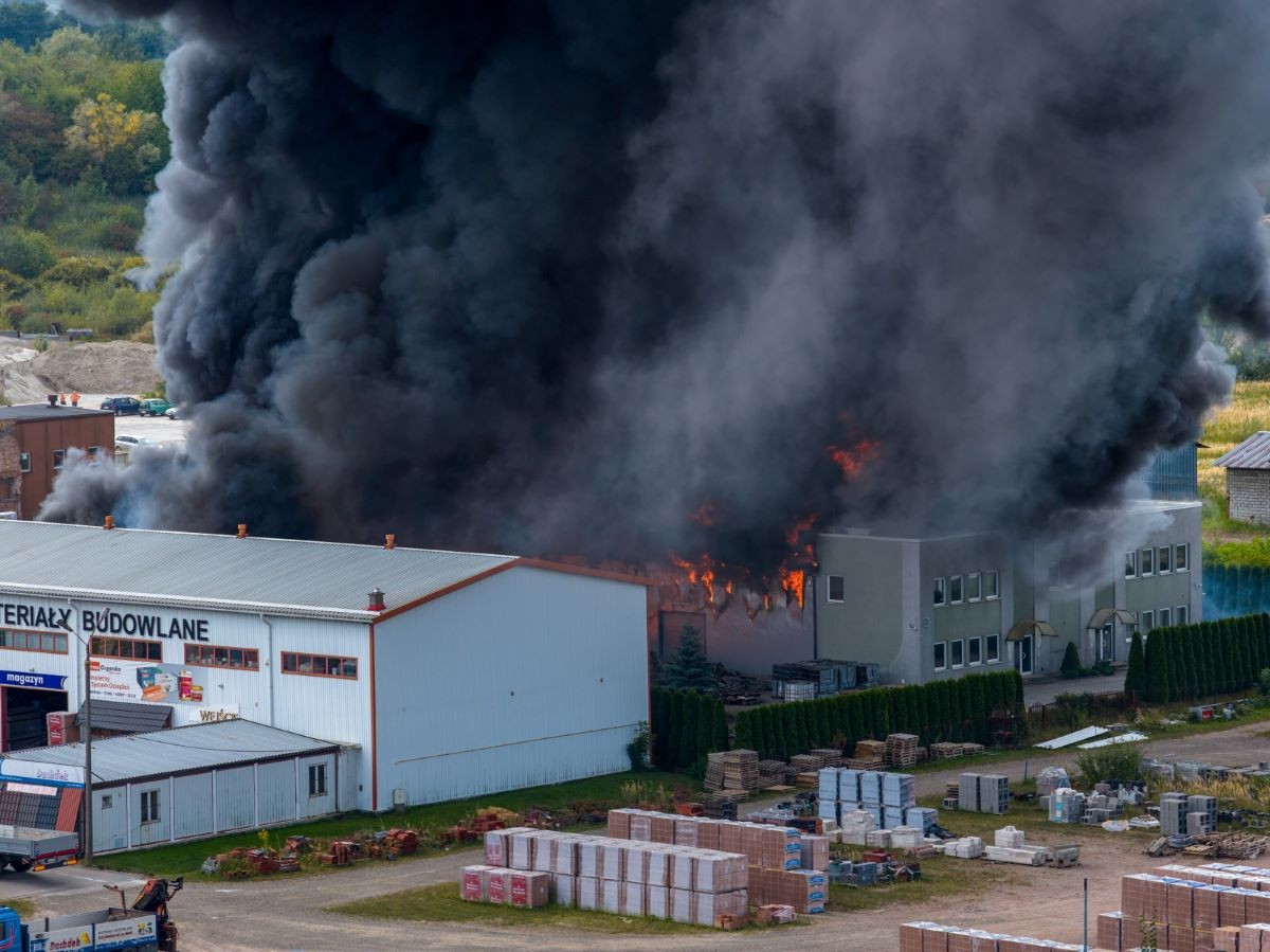 Miejsce pożaru hali magazynowej na terenie hurtowni zniczy w Tarnowie