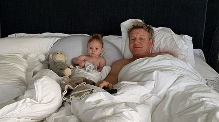 Gordon Ramsay öt hónapos kisfiával, Oscar Jamesszel ágyban pihenős képet osztott meg /Fotó: Instagram